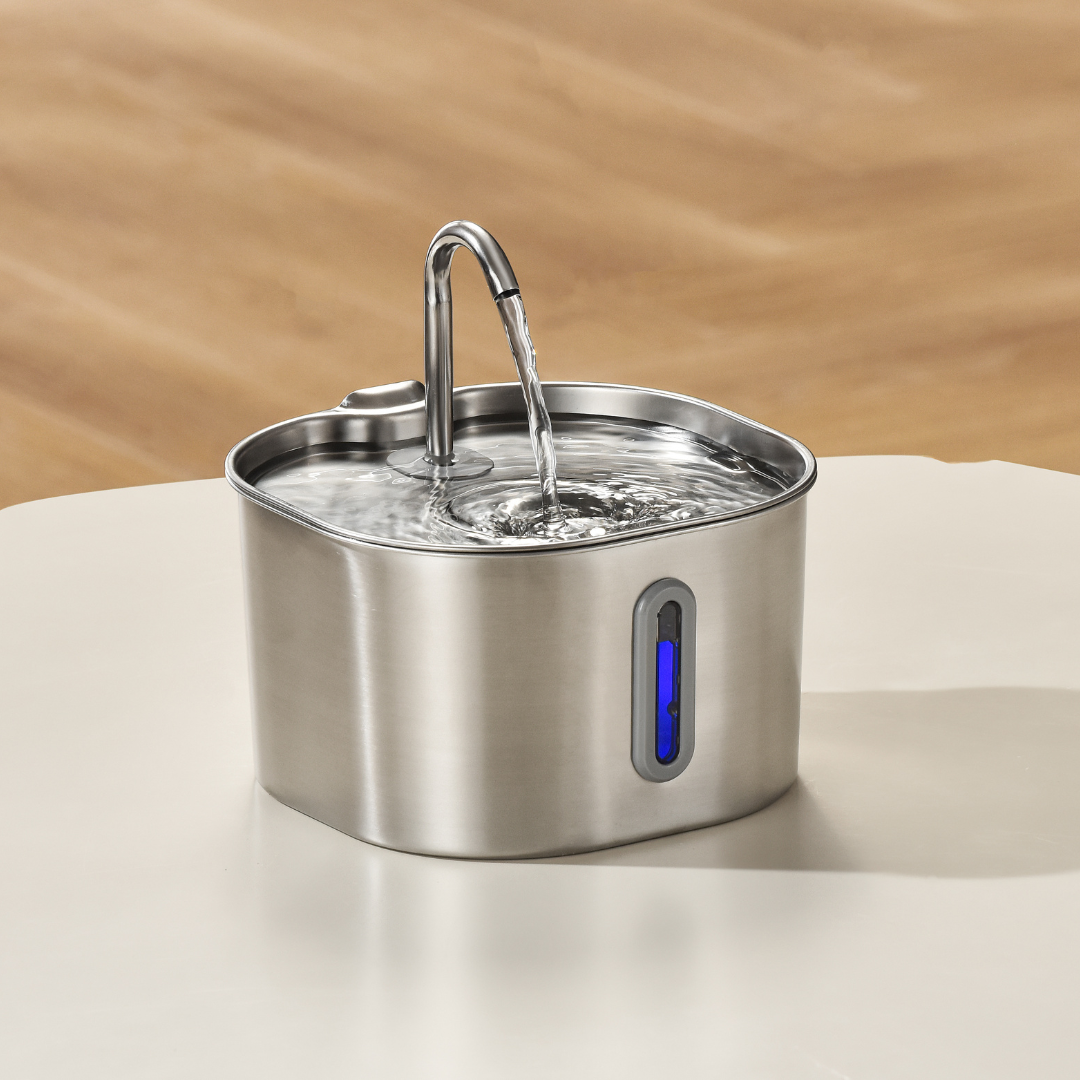 Fuente de agua de 2,2 l - fuente de 2,2 l sobre una mesa